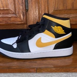 Jordan 1 black university gold. Size 9.5 great condition.